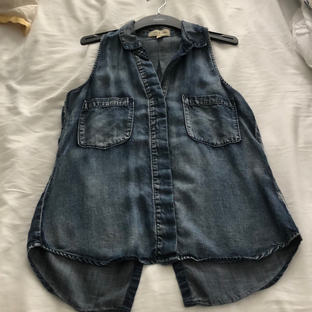 Sleeveless button down top
